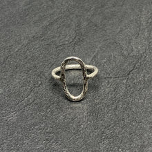 Load image into Gallery viewer, Hammered silver open oval ring