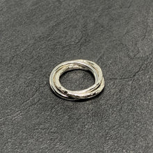 Load image into Gallery viewer, Square hammered silver triple ring