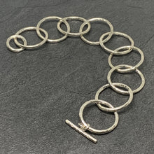 Load image into Gallery viewer, Hammered silver open circle chain bracelet