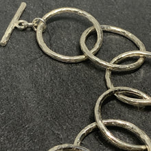 Load image into Gallery viewer, Hammered silver open circle chain bracelet