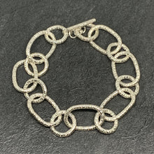 Load image into Gallery viewer, Hammered silver open circle and oval chain bracelet