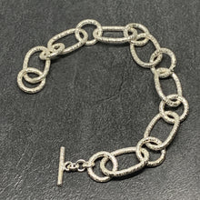 Load image into Gallery viewer, Hammered silver open circle and oval chain bracelet