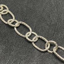 Load image into Gallery viewer, Hammered silver open circle and oval chain bracelet