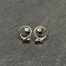 Load image into Gallery viewer, Hammered silver double "bubble" open circle studs