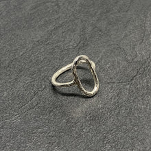 Load image into Gallery viewer, Hammered silver open oval ring
