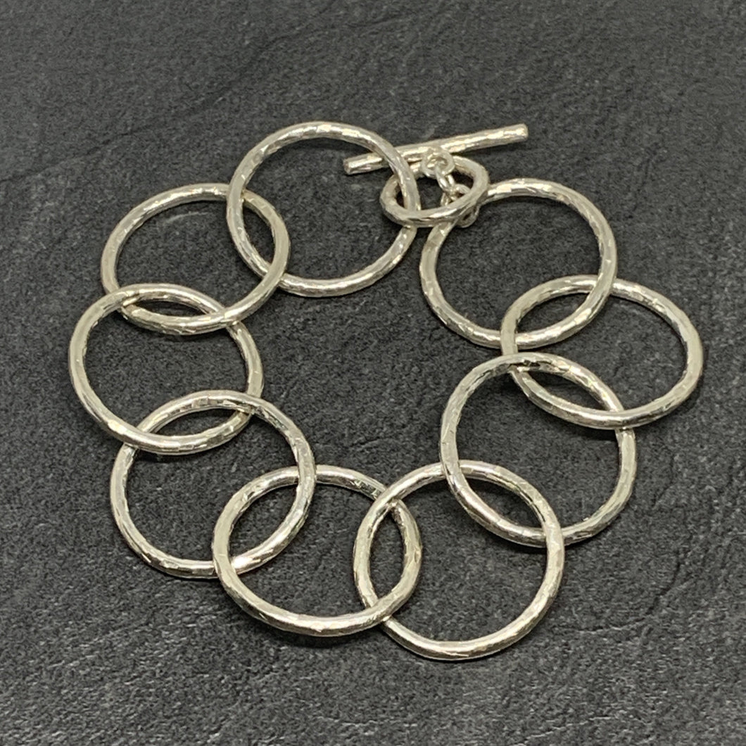 Hammered silver open circle chain bracelet