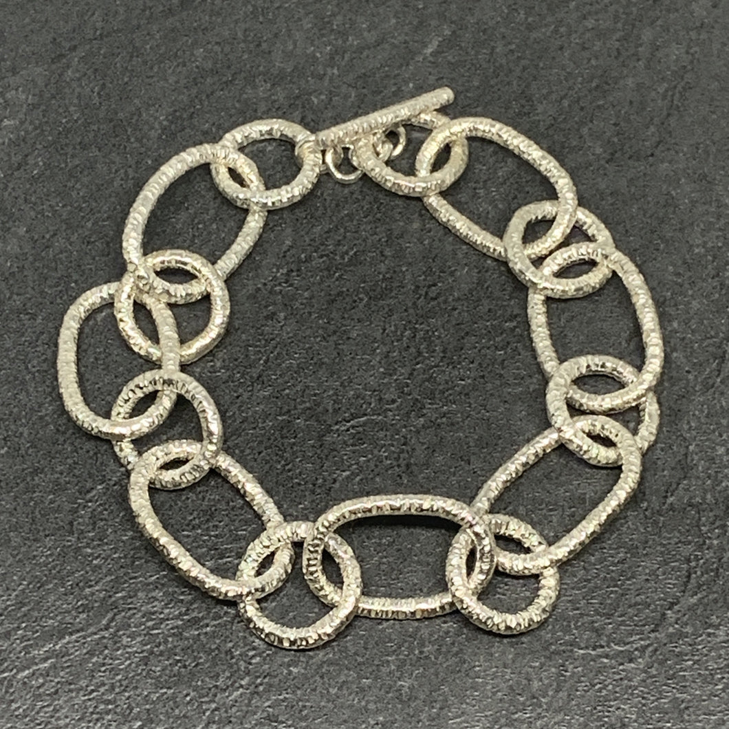 Hammered silver open circle and oval chain bracelet