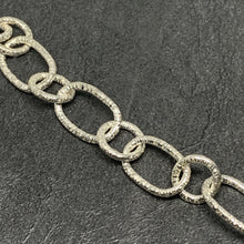 Load image into Gallery viewer, Hammered silver open circle and oval chain bracelet
