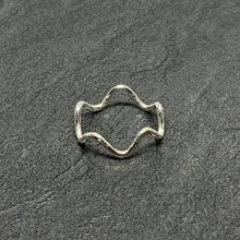 Load image into Gallery viewer, Hammered silver wavy ring
