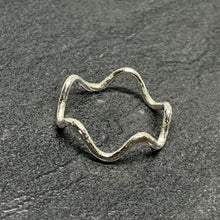 Load image into Gallery viewer, Hammered silver wavy ring
